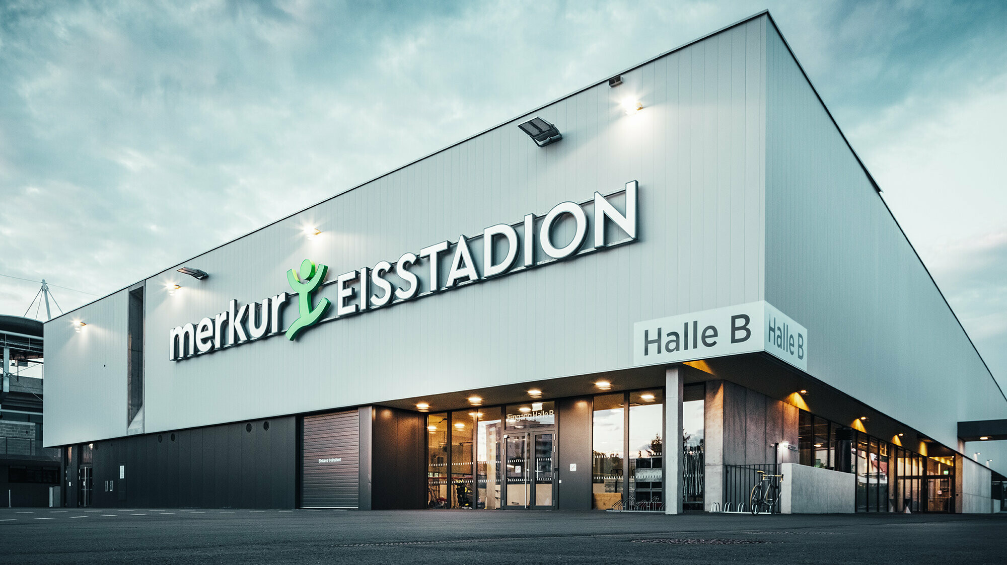 Fron view of the ice rink with the inscription "merkur EISSTADION".