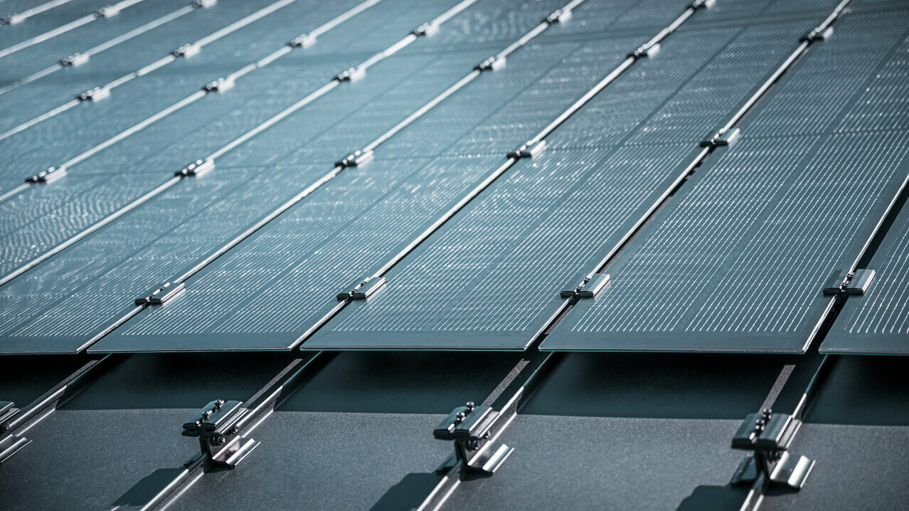 Detailed view of the installation of Prefalz solar panels on a roof in Meschede