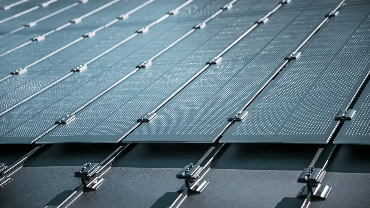 Detailed view of the installation of Prefalz solar panels on a roof in Meschede
