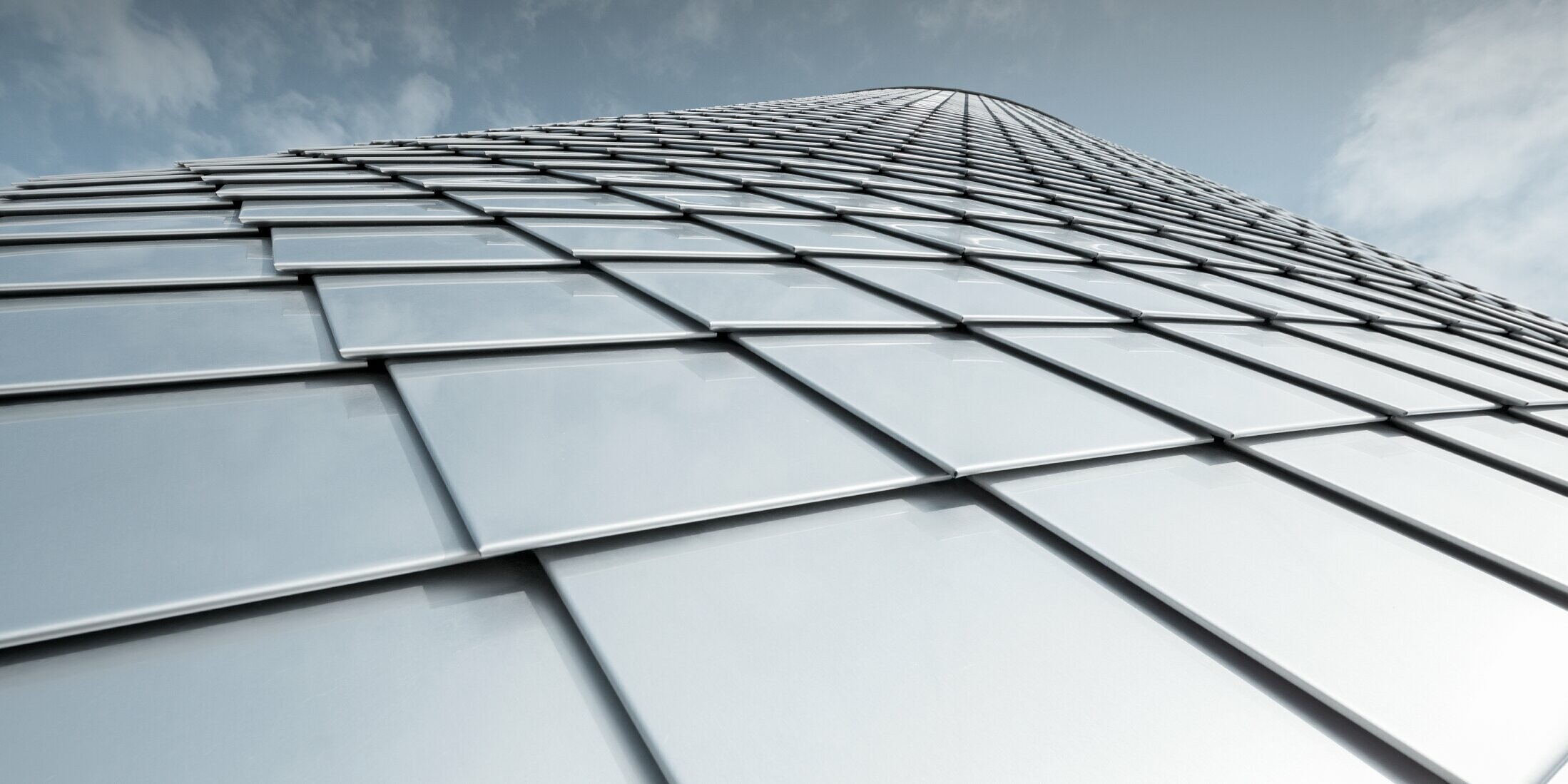 View from below of your façade with the plain aluminium rhomboid façade tile 20 × 20