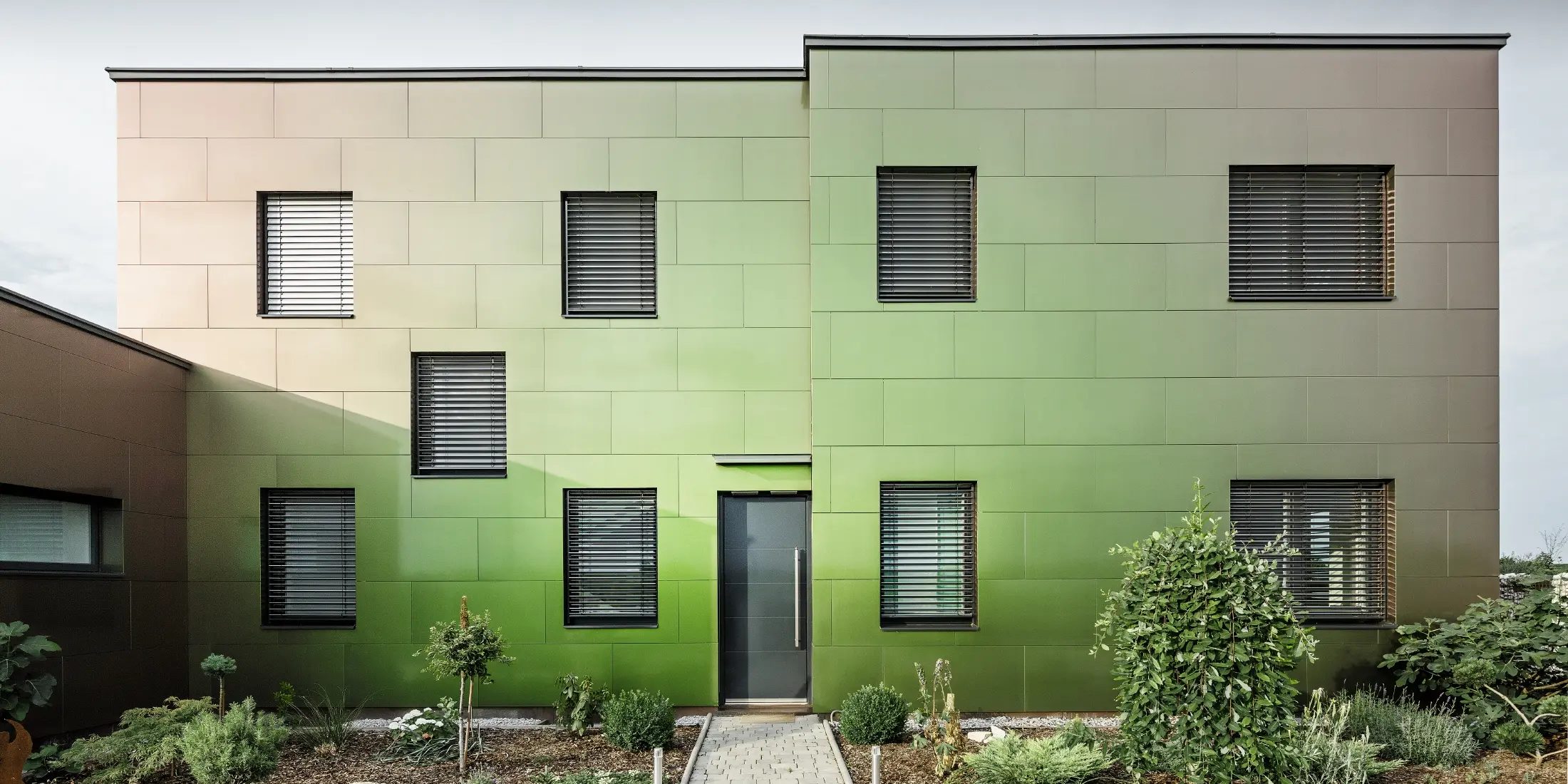 Chamäleon Fassade aus PREFA Aluminium Verbundplatten erscheint je nach Sonnenstand in verschiedenen Farben
