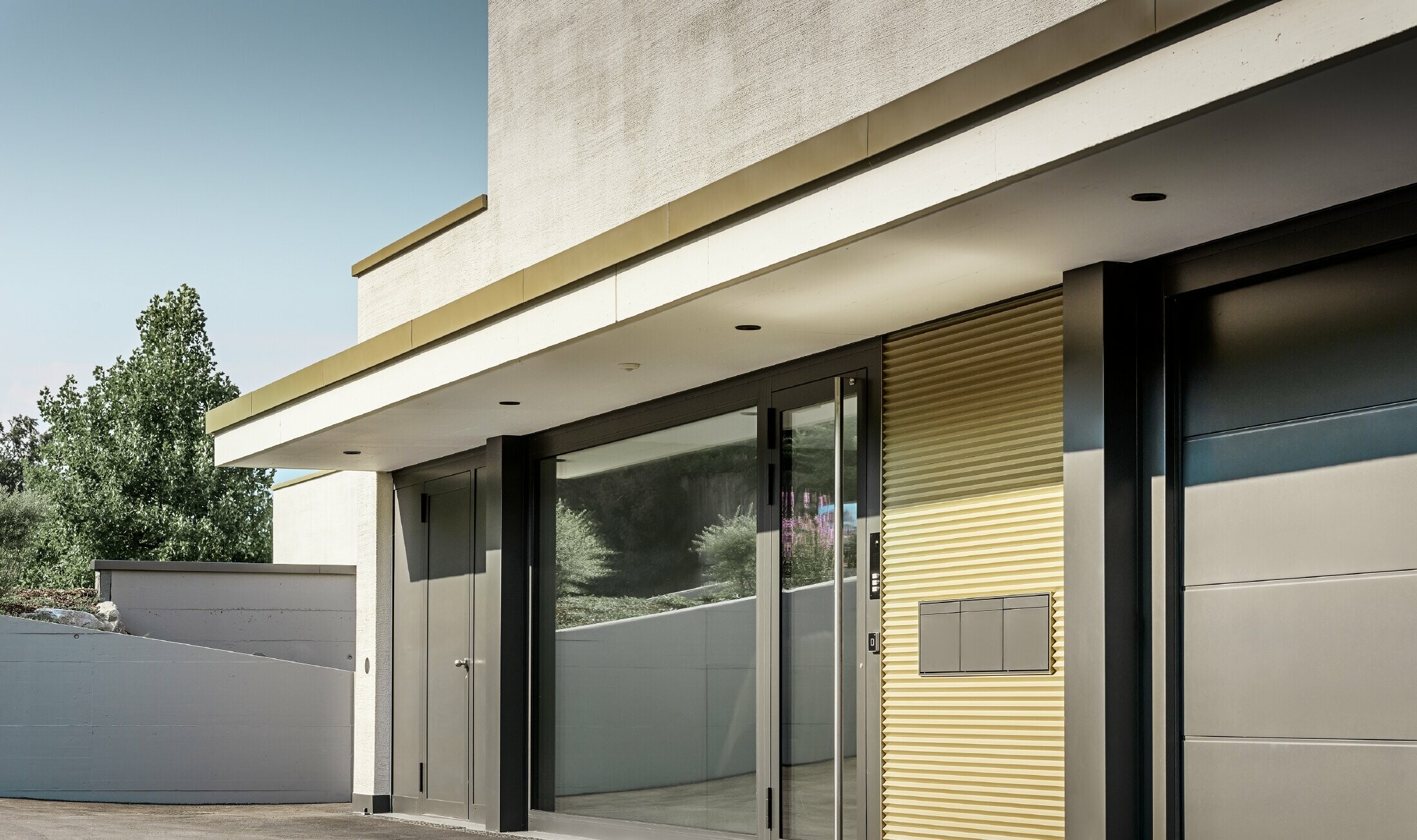 The entrance area of the apartment building was enhanced with a golden zig-zag profile.