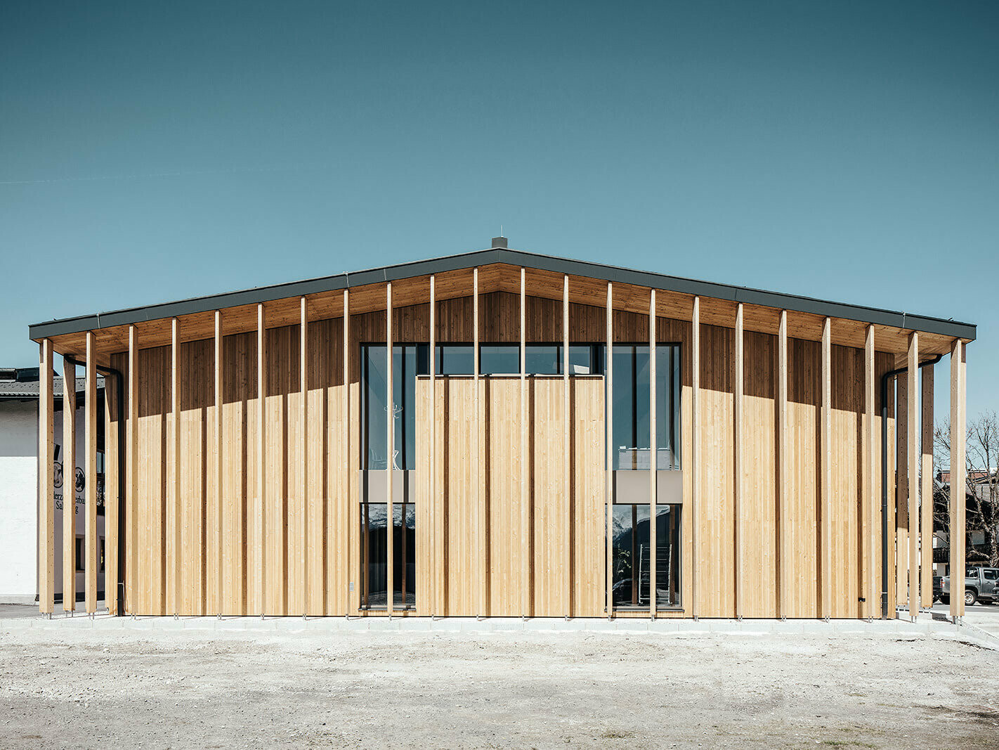 Front view of the argiculture center in Maishofen. The façade is made of wood.