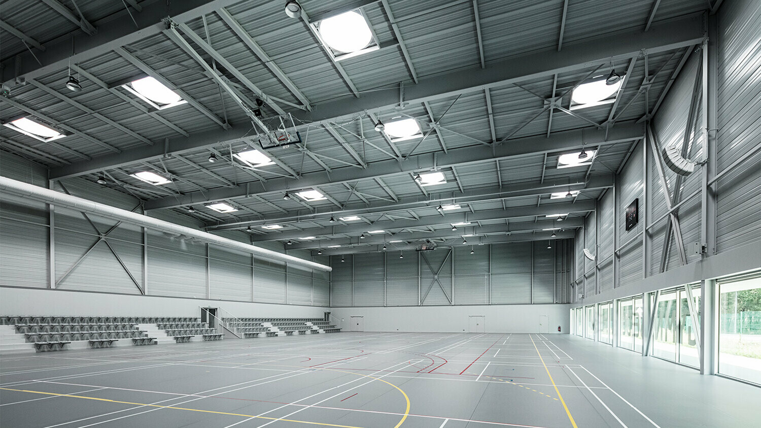 Interior view of the hall with a view of the playing field and the seating area.