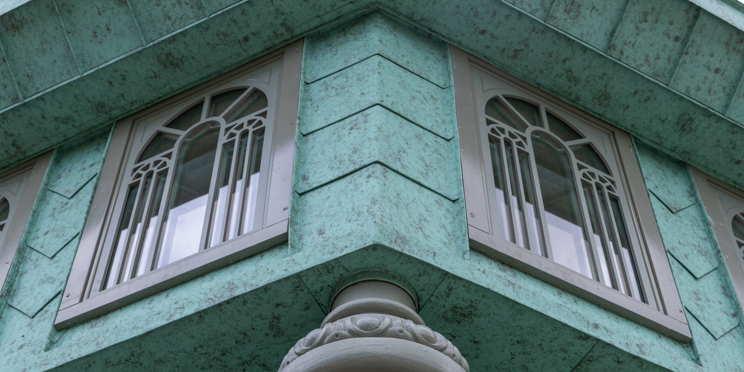 Close-up of a summerhouse with a facade made of PREFALZ in P.10 patina green