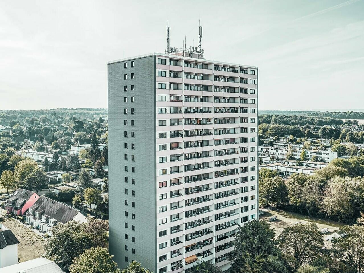 The focus is on the Erftstadt high-rise building, which was renovated with the help of PREFA.