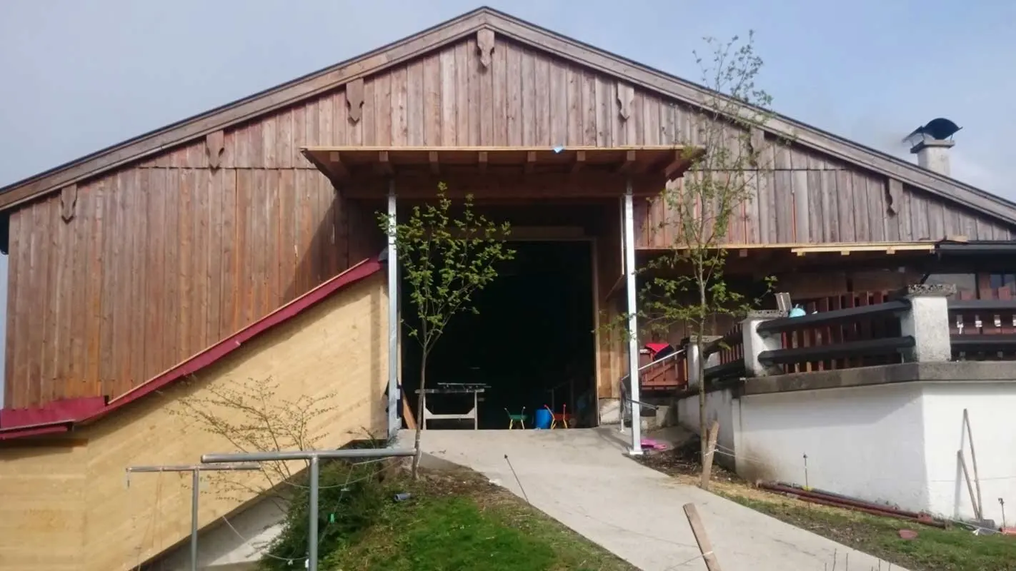 Weathered hay loft façade before renovation with PREFA façade shingles