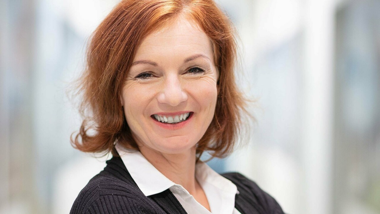 PREFA customer service contact person  Polnisch: Osoba kontaktowa działu obsługi klienta PRE