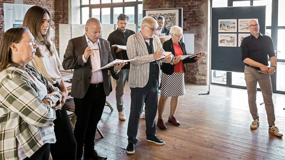 Participants examining the PREFARENZEN submissions