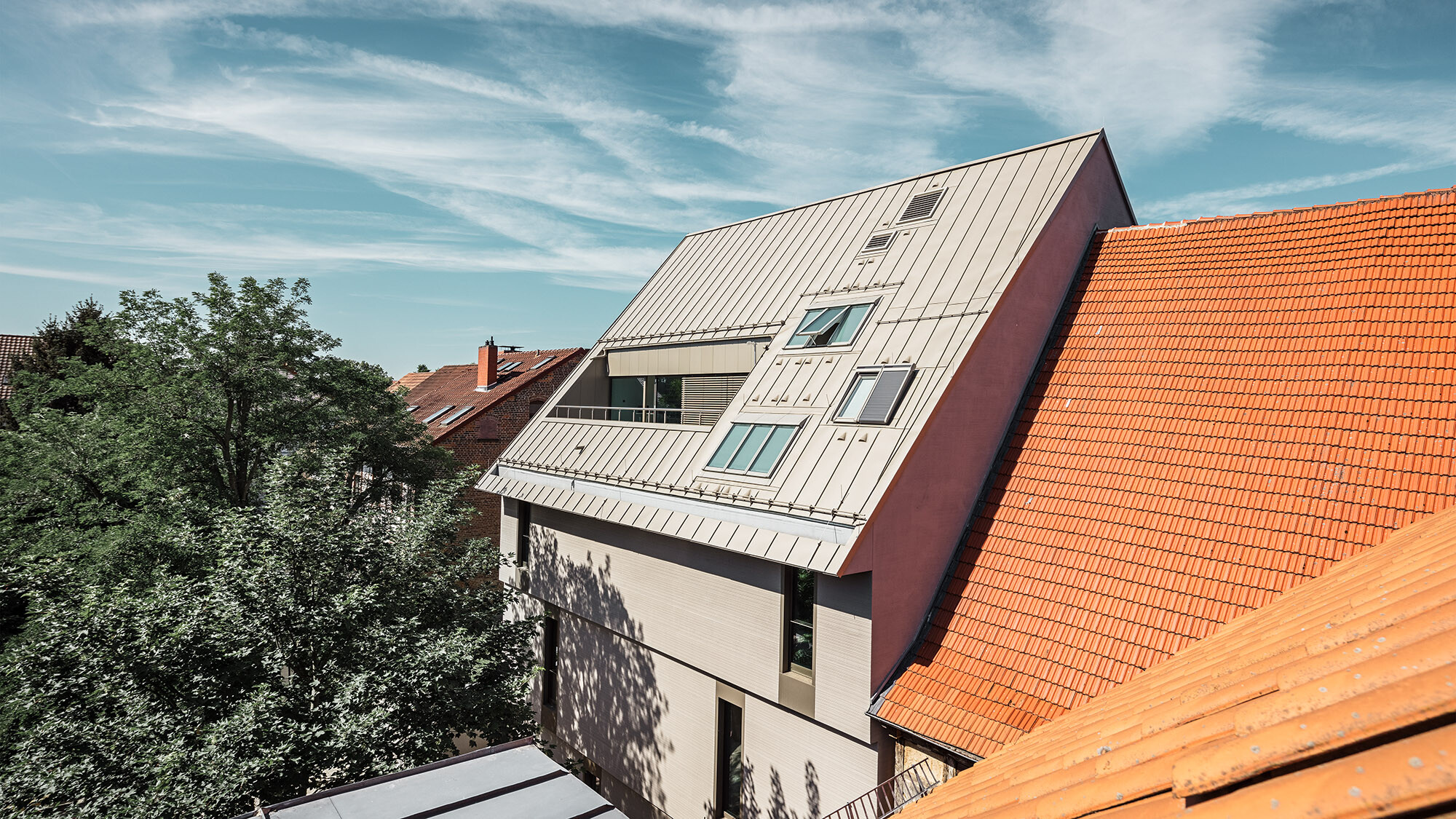 The old town of Göttingen from a normal perspective: The exhibition building elegantly blends into its surroundings and still manages to maintain its own identity.