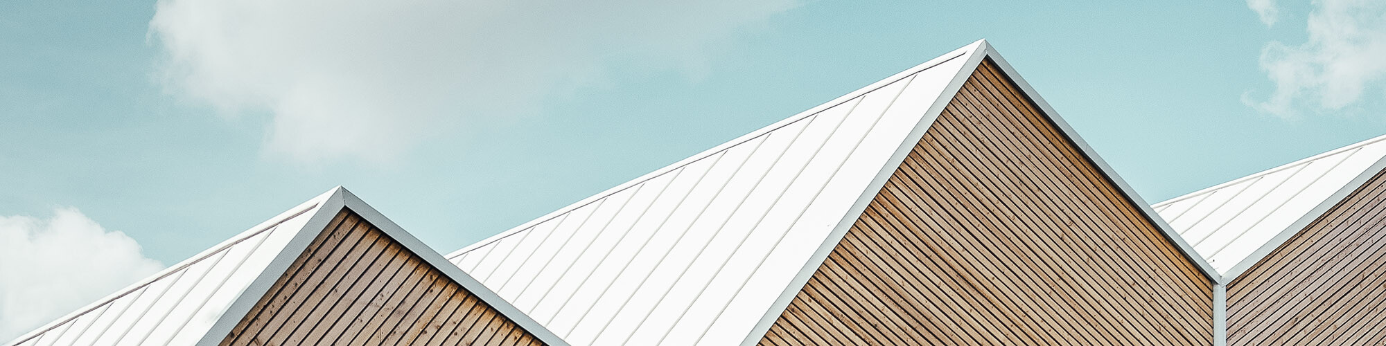 Close-up of roofs cape of the project "Hausfuchs" in Vaterstetten near Munich, white Prefalz sheets and the wooden façade create fine lines.