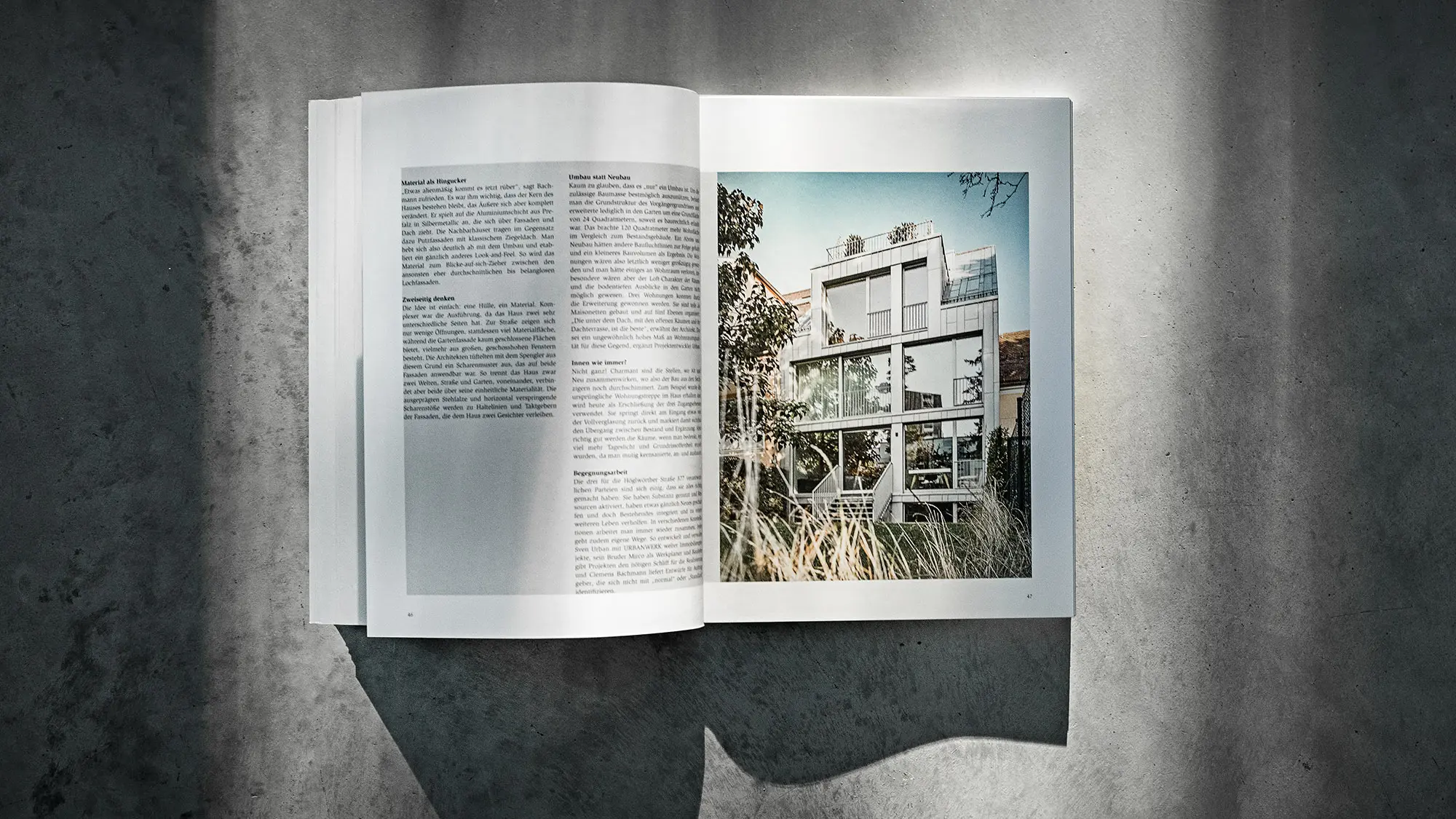 The open PREFARENZEN book 2024 with an article on the terraced house Höglwörther Straße by CBA before a grey background.
