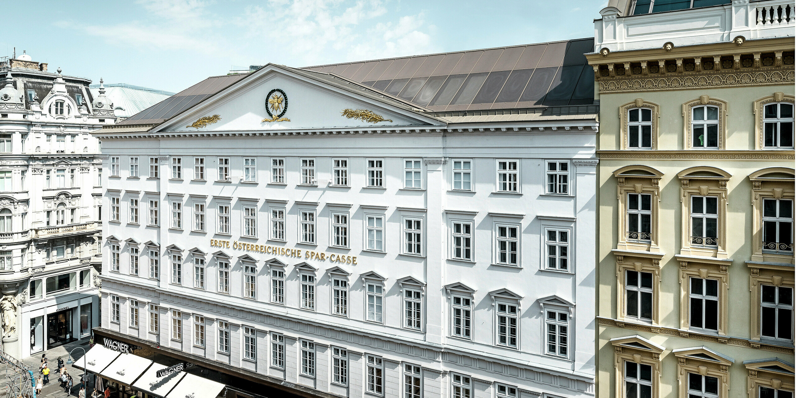 Lateral front view of the hotel with the historic façade and the bronze aluminium roof.