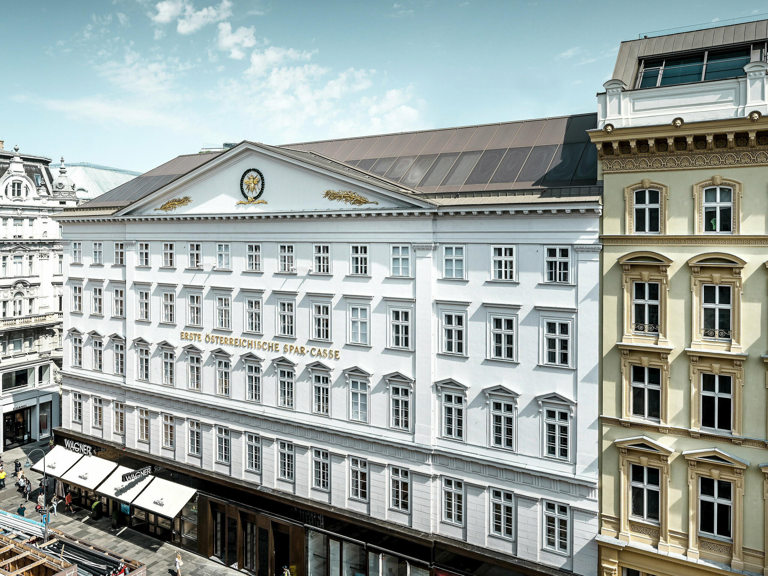 Lateral front view of the hotel with the historic façade and the bronze aluminium roof.