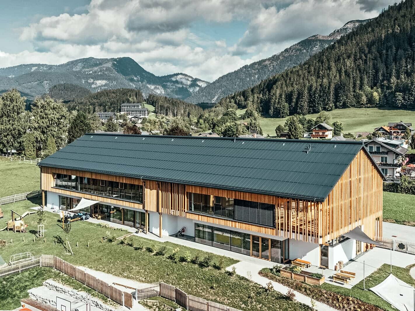 A picture of the kindergarten in Bad Mitterndorf in a rural environment.