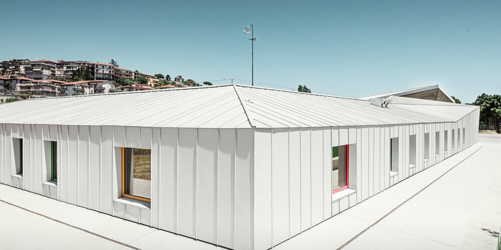 PREFALZ roof and façade in Prefa white on the Catania WonderLAD care home