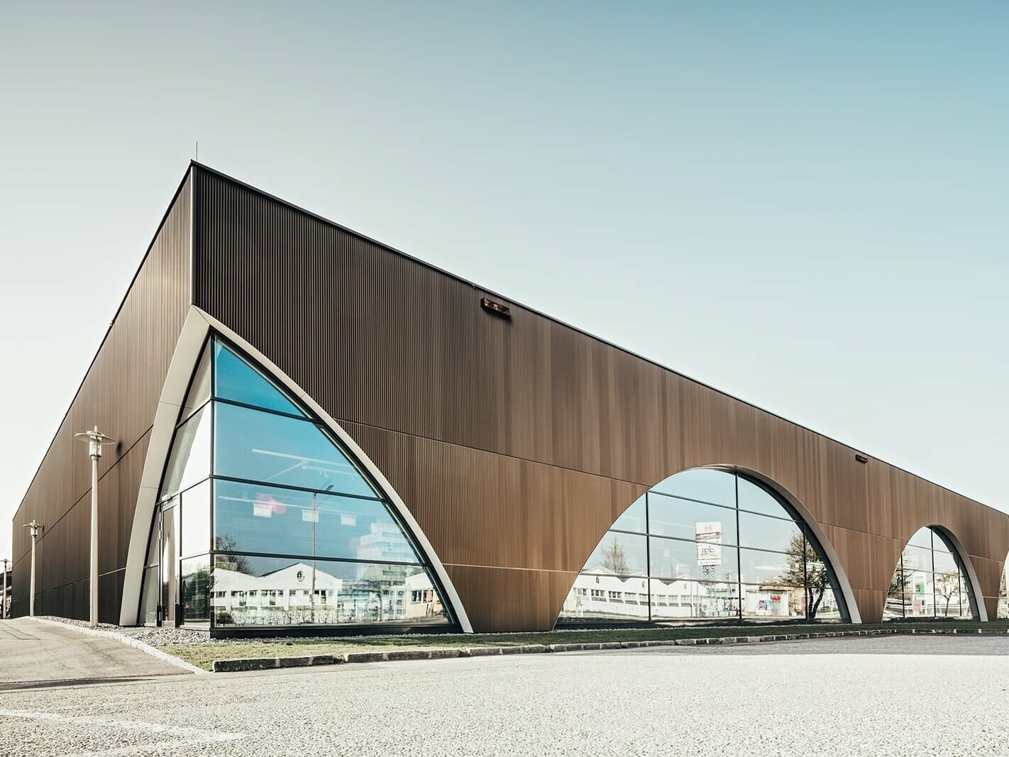 Lateral view of the Eurospar in Schwanenstadt. The façade is covered with PREFA serrated profile in the colour bronze. 