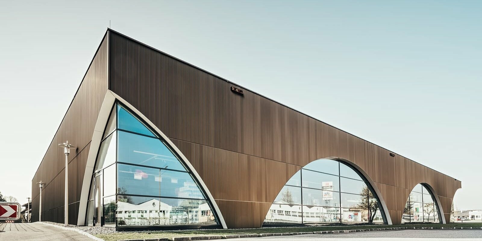 Lateral view of the Eurospar in Schwanenstadt. The façade is covered with PREFA serrated profile in the colour bronze. 