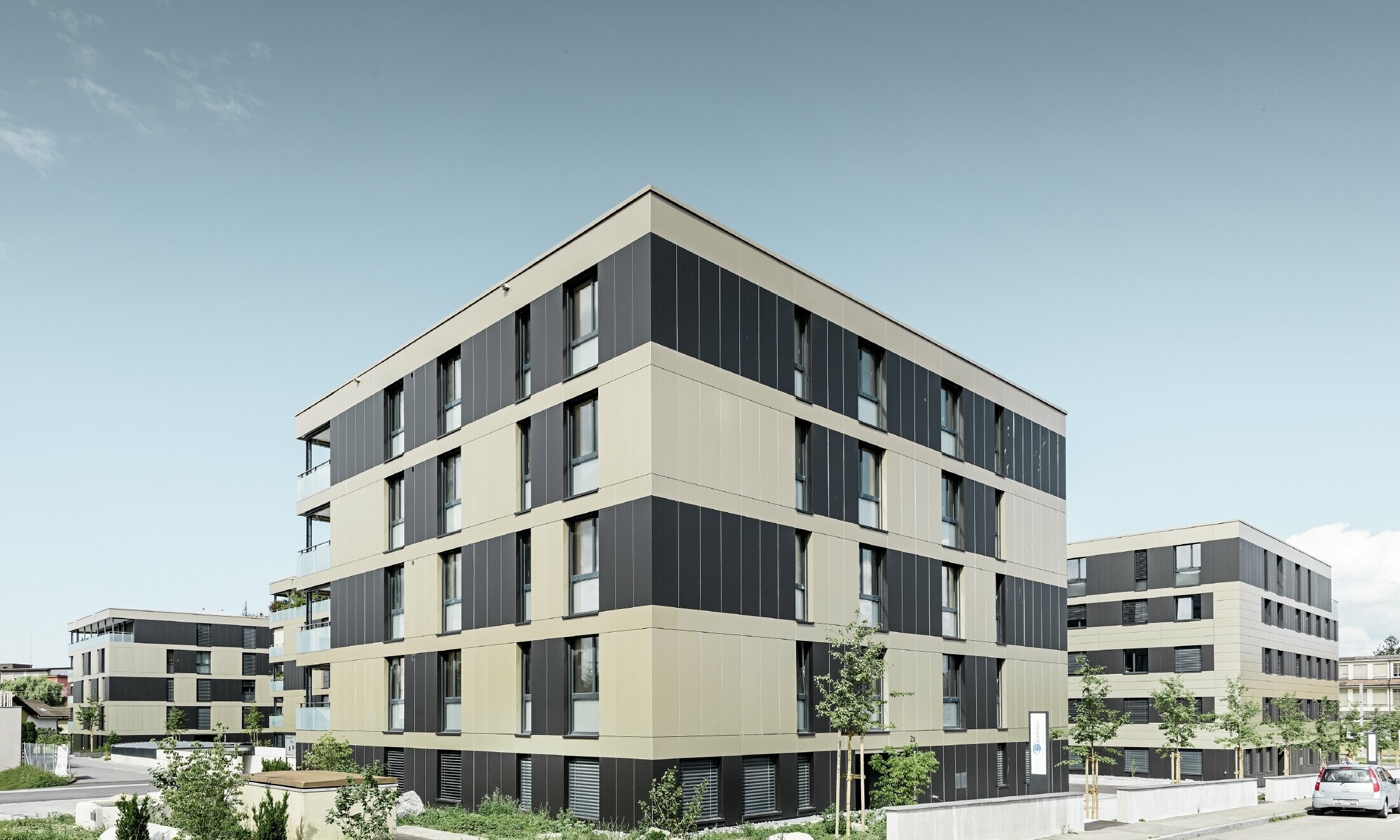 Cubic residential complex with an aluminium façade in bronze with black grey components