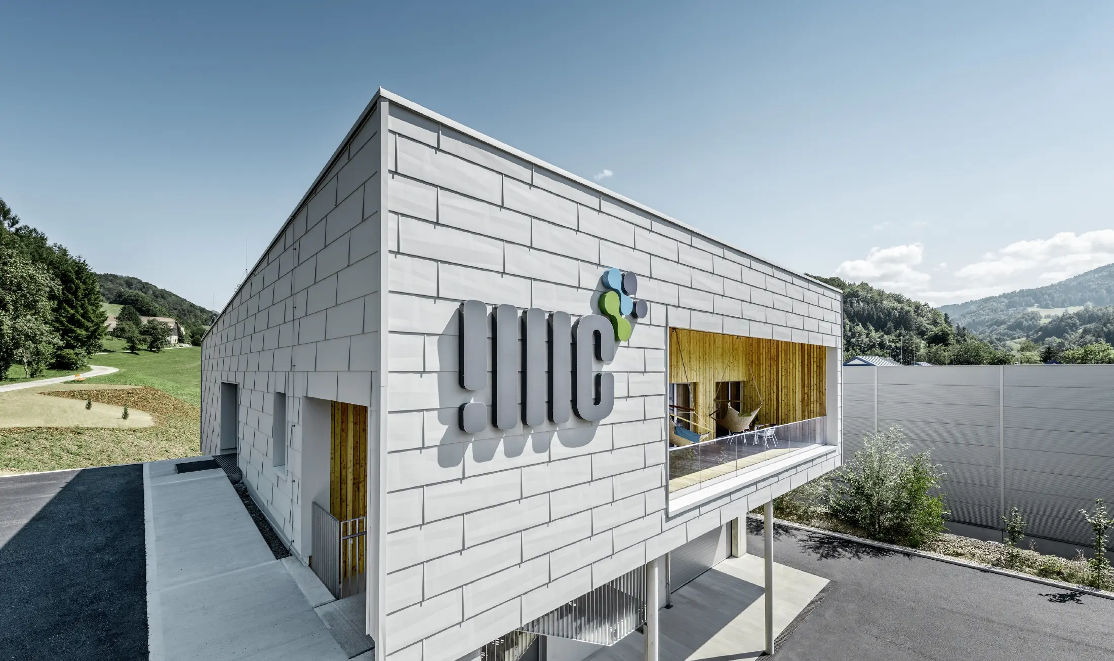 Modern commercial building in Ybbsitz with flat roof and aluminium façade. The façade was clad in PREFA FX.12 façade panels in Prefa white.