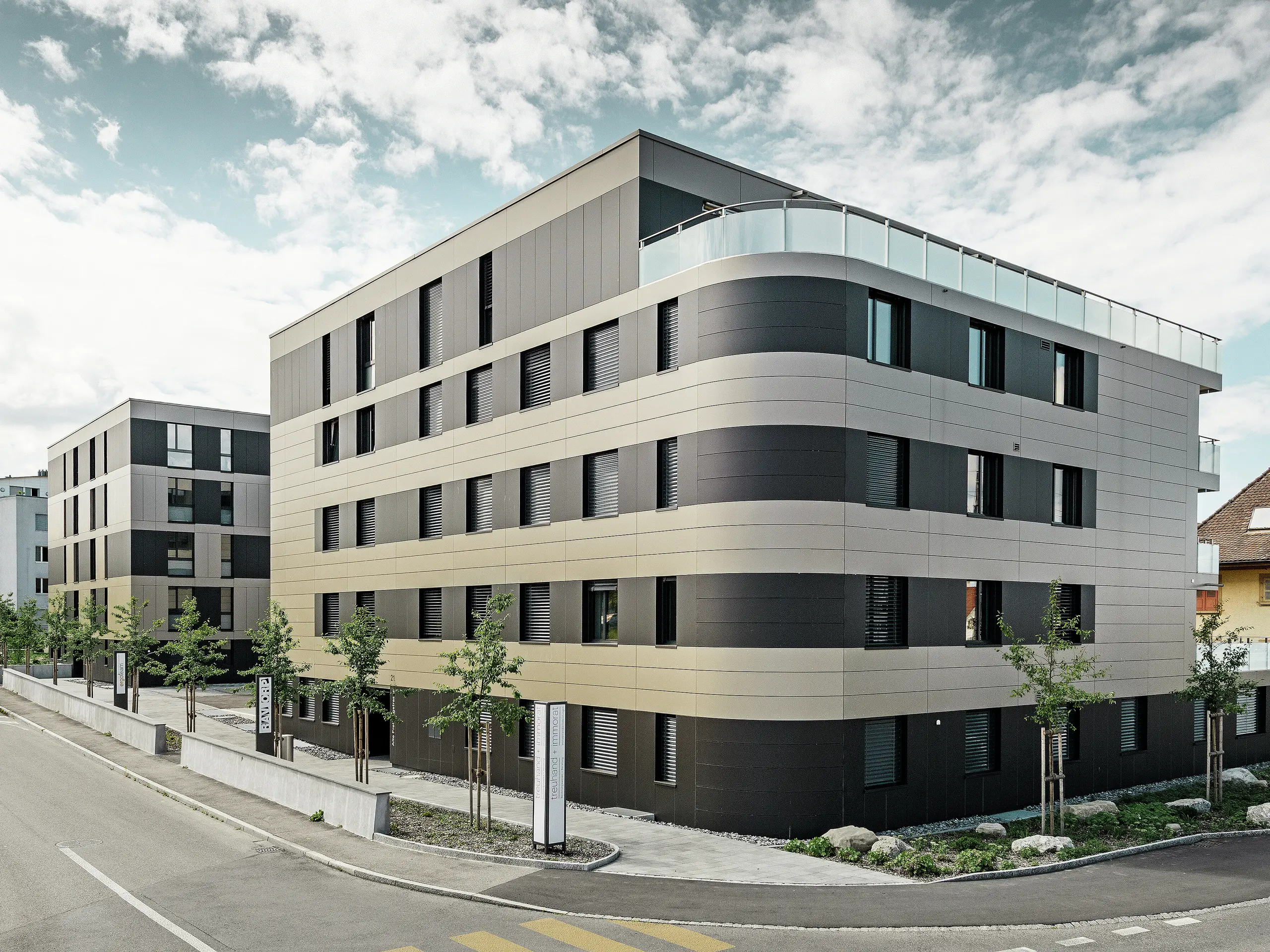 Cubic residential complex with an aluminium façade in bronze with black grey components