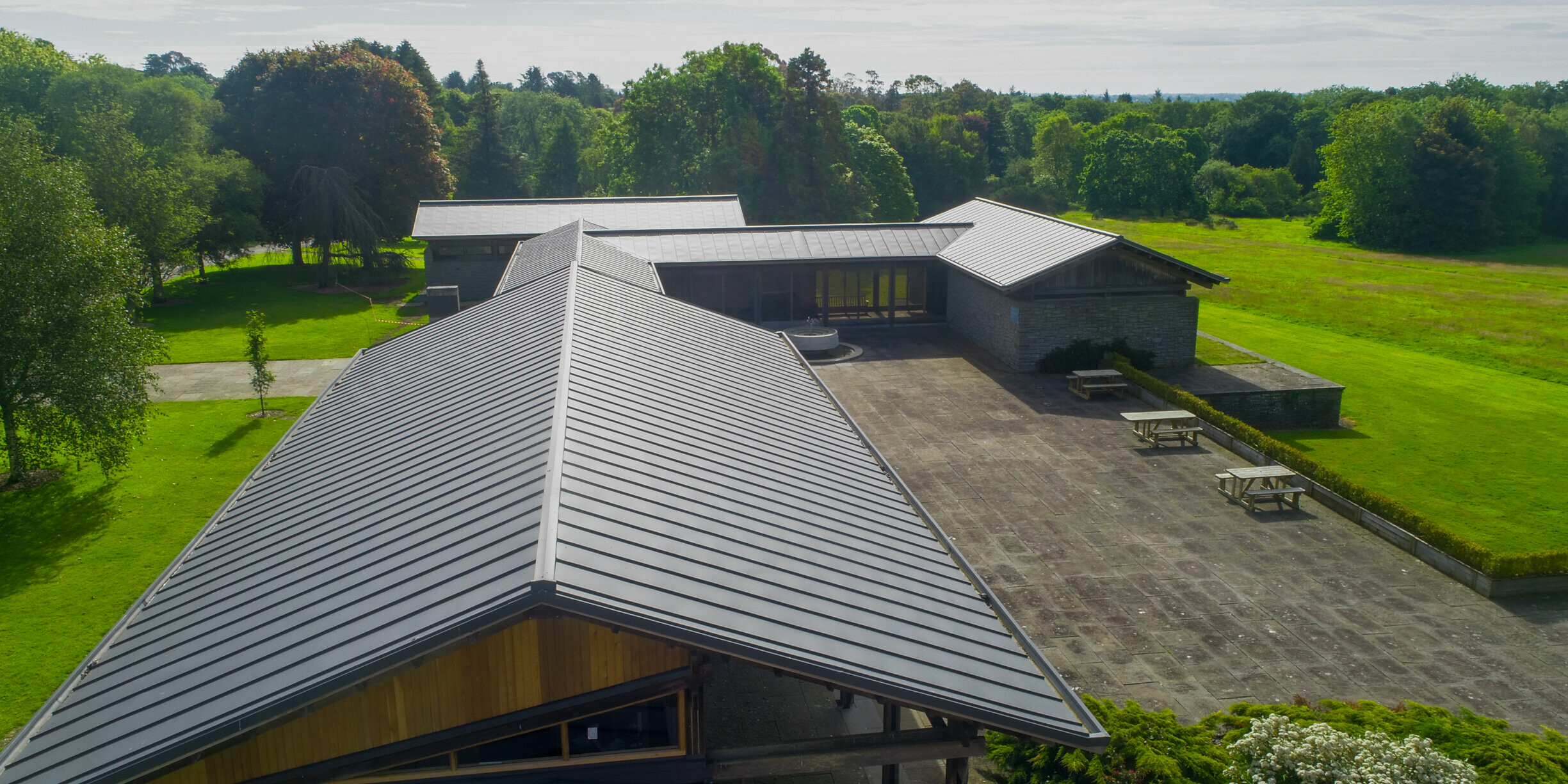 Picture of the new roof of the visitor center with PREFALZ in the colour P.10 dark grey 