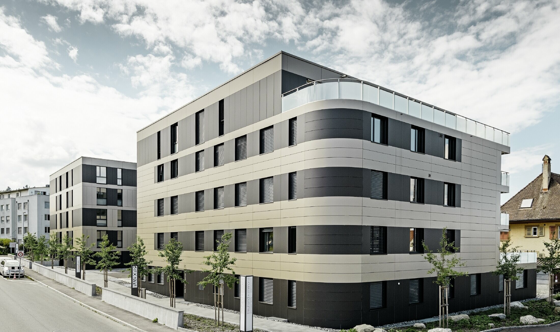 Cubic residential complex with an aluminium façade in bronze with black grey components