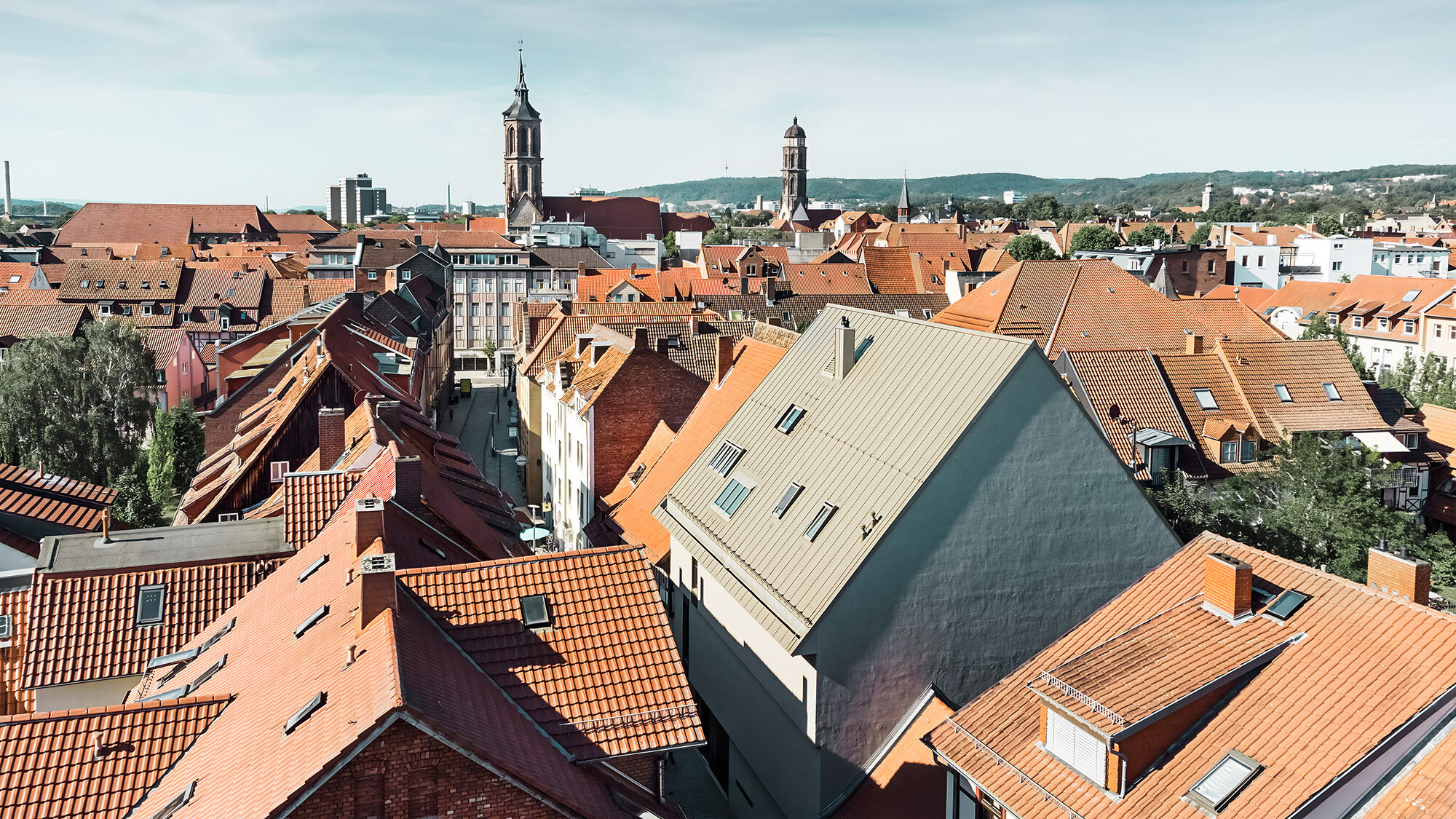 The old town of Göttingen from a normal perspective: The exhibition building elegantly blends into its surroundings and still manages to maintain its own identity.