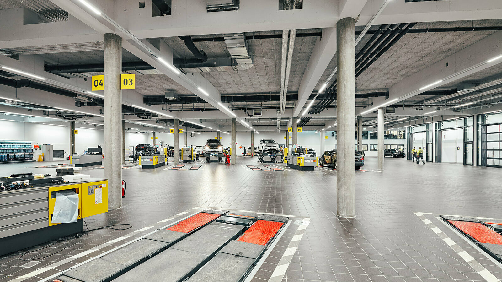 A picture of the large garage hall of the new ÖAMTS centre in Vienna. 