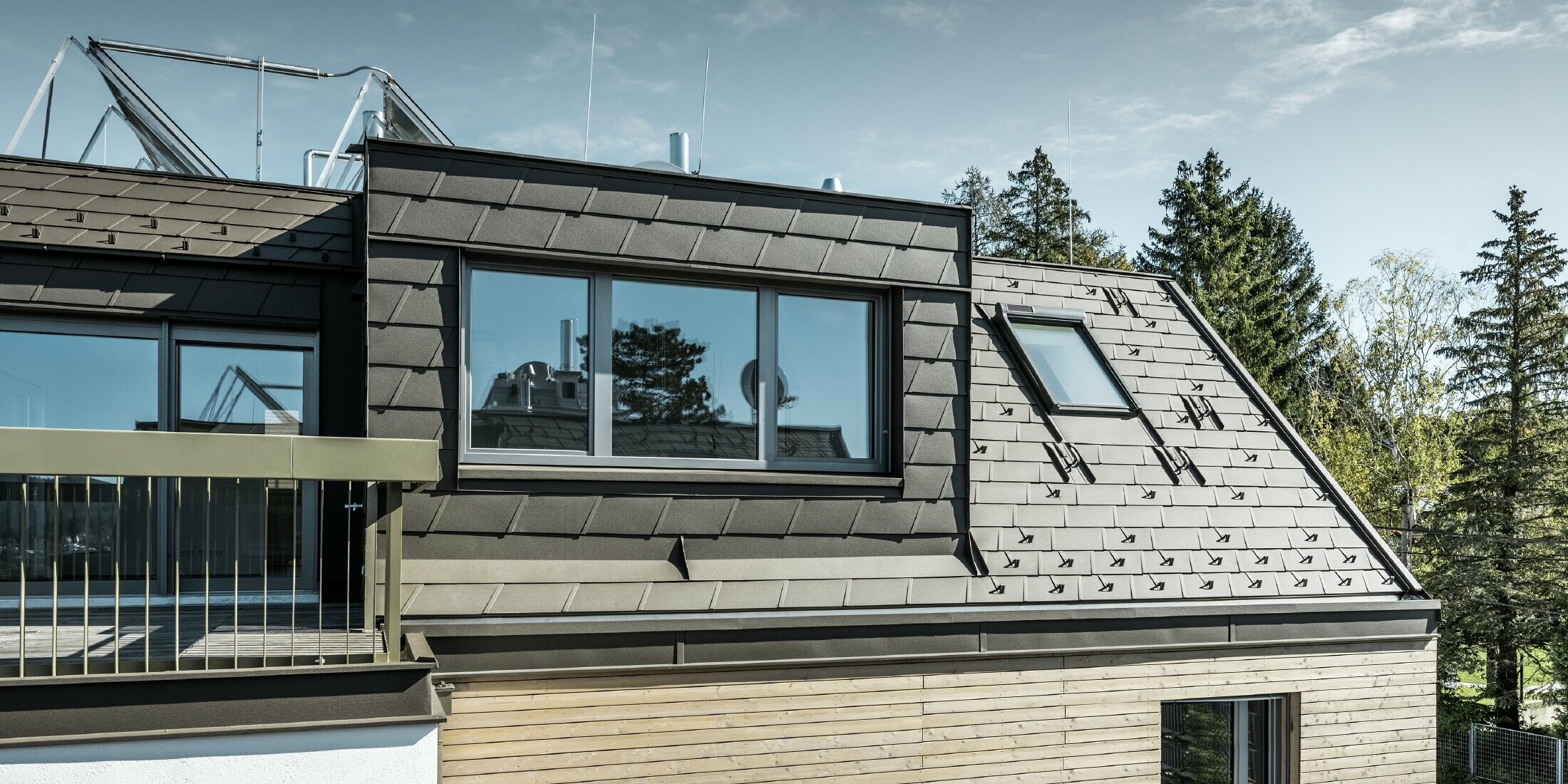 Loft conversion, roof and façade cladding with the PREFA DS.19 roof shingle in P.10 brown