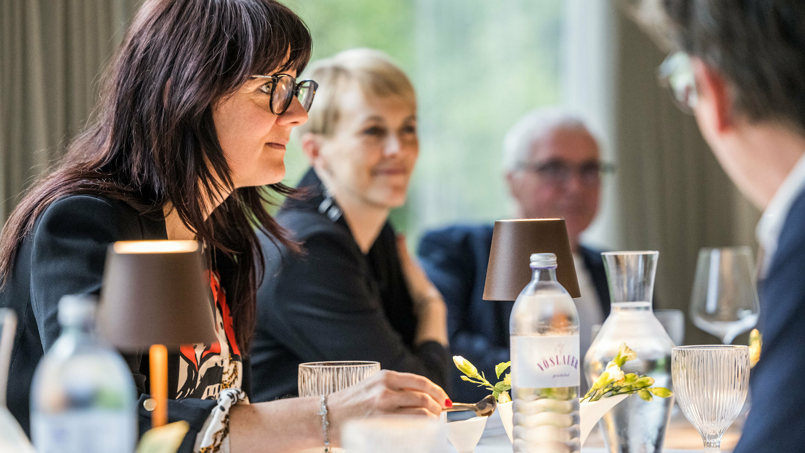 Bettina Almeida and Veronika Roll (PREFA Marketing) in concentrated discussion during the PREFARENZEN 2026 expert dialogue in a winegrower's residence in Seewinkel. The discussion focuses on architectural quality, sustainable materials and the selection of the most inspiring projects for the upcoming PREFARENZEN architecture book and calendar. The event offers a platform for creative discourse between architecture, media and PREFA.