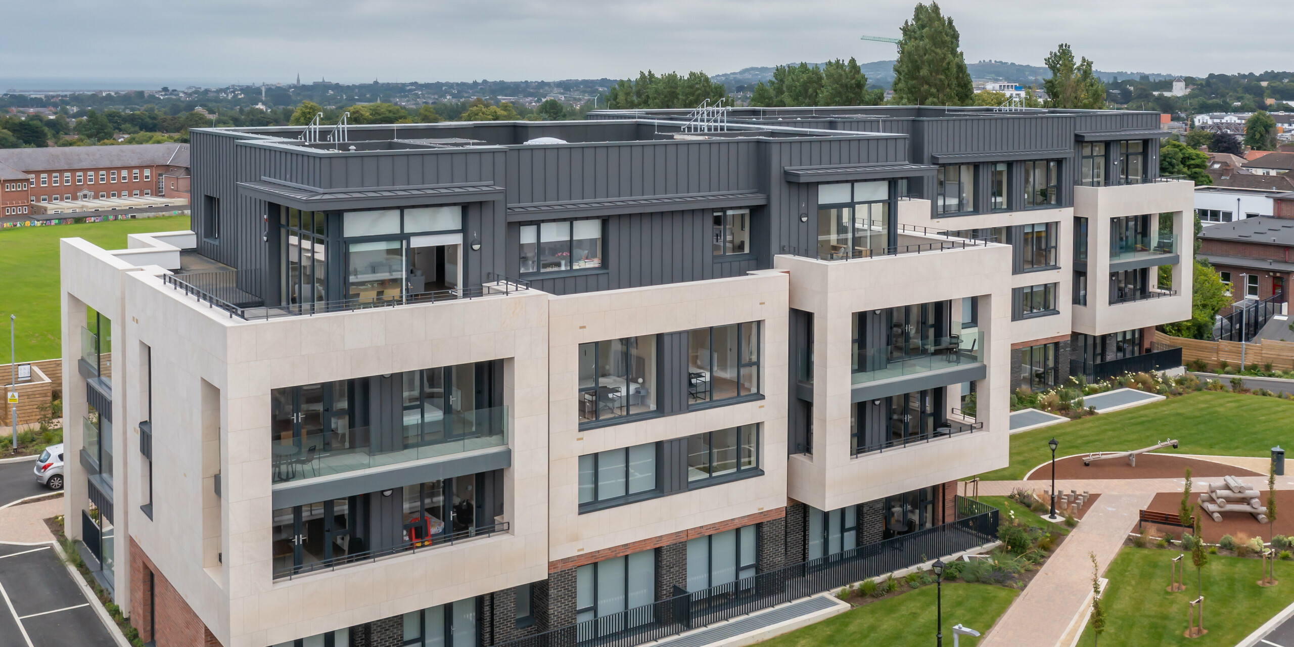 Oatlands Manor in Dublin with PREFALZ in P.10 dark grey on the façade