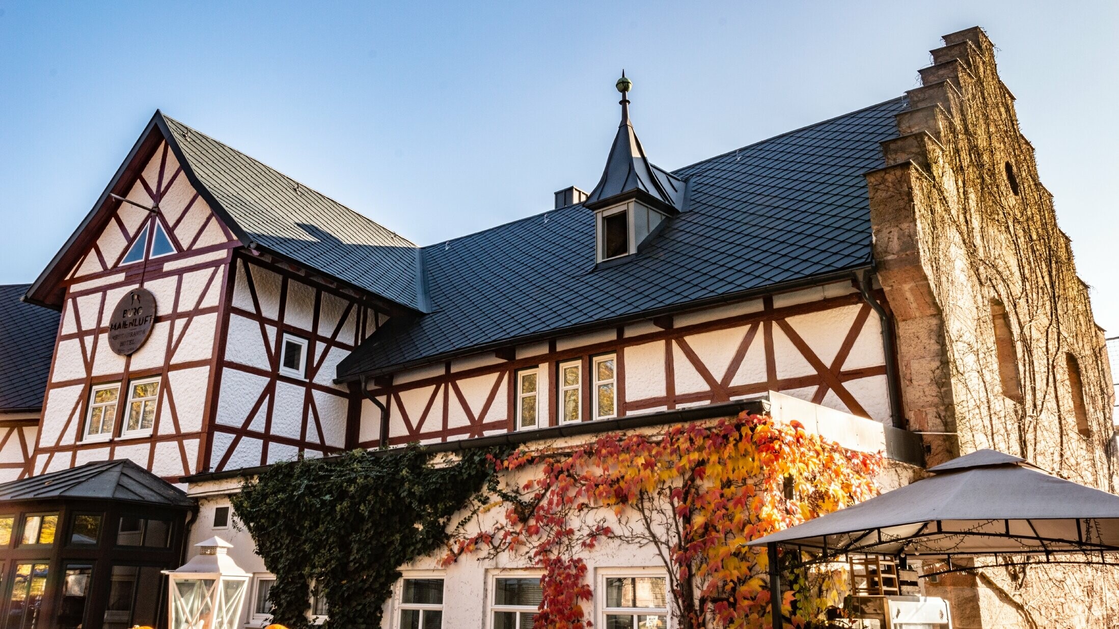 The Hotel Burg Maienluft was newly clad in the PREFA 29 x 29 rhomboid roof tile in anthracite with a half-timbered façade.