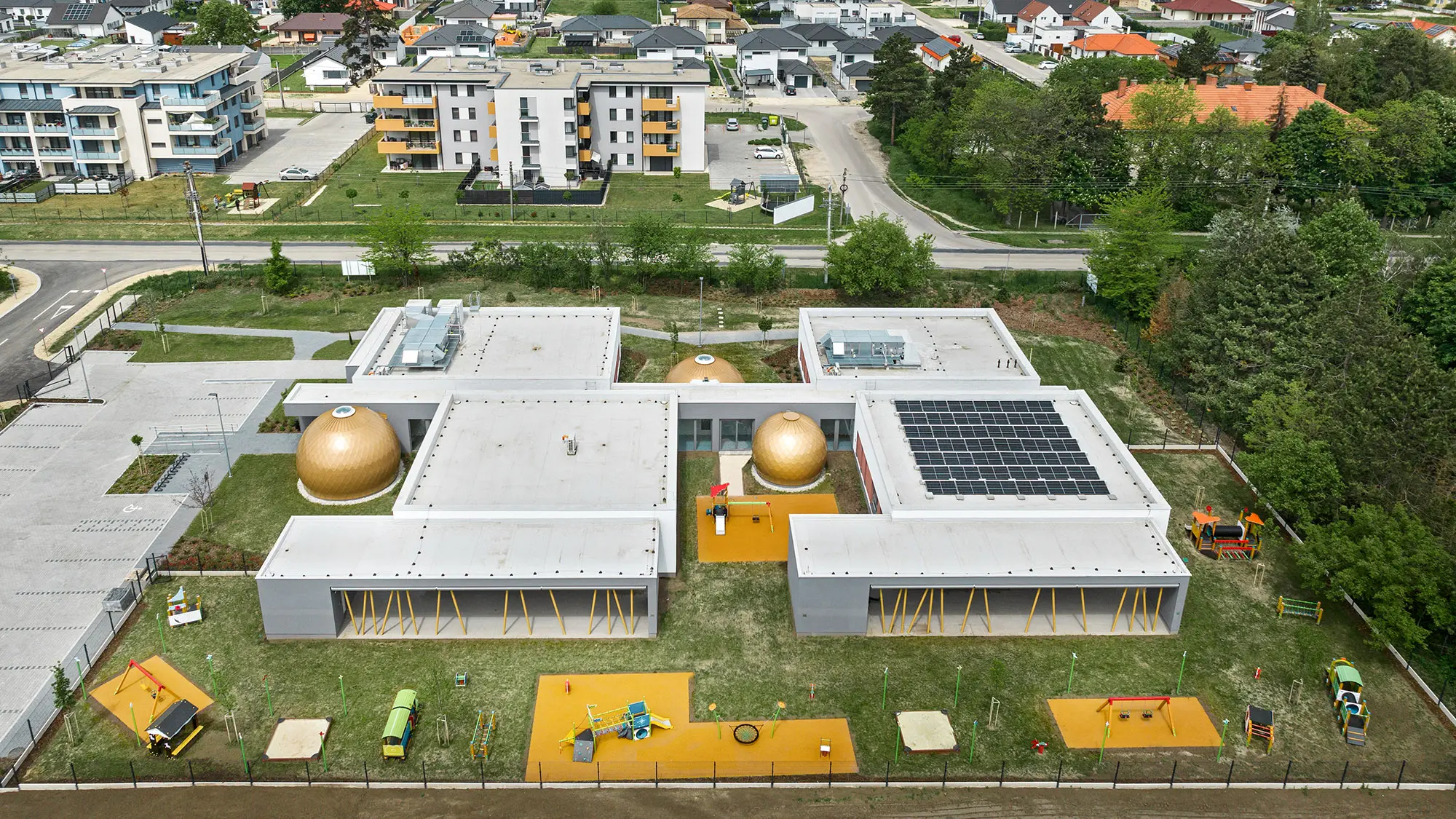 The entire day nursery and its immediate surroundings from a lateral bird's eye view.