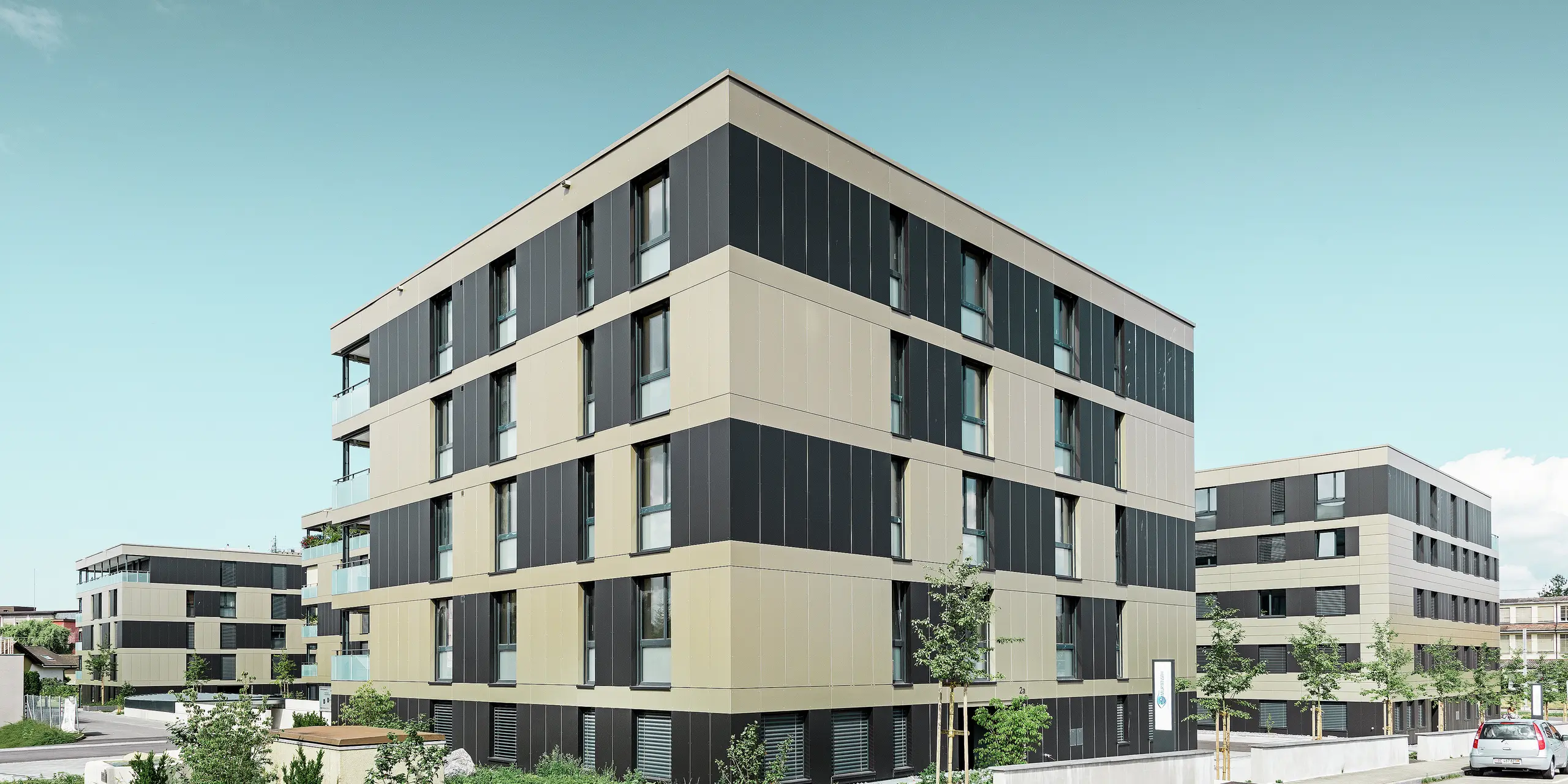 Cubic residential complex with an aluminium façade in bronze with black grey components