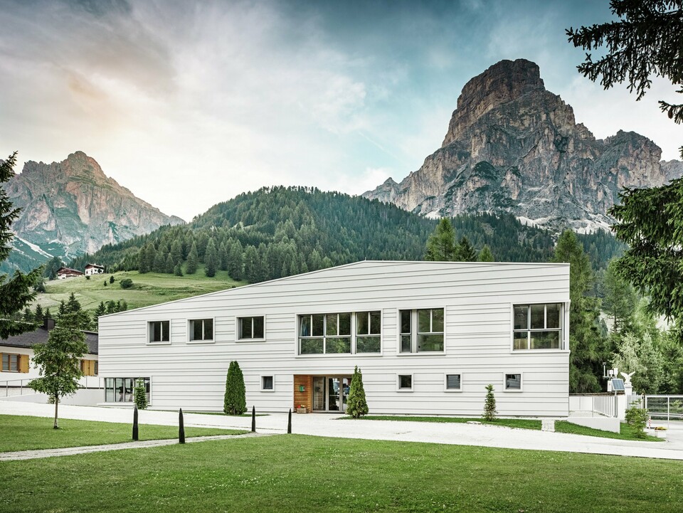Modern military architecture meets alpine surroundings: the Tempesti barracks are nestled in the South Tyrolean landscape against a majestic mountain backdrop. The light PREFALZ façade in P.10 PREFA white ensures clear lines. The light aluminium façade reflects sunlight and improves the microclimate.