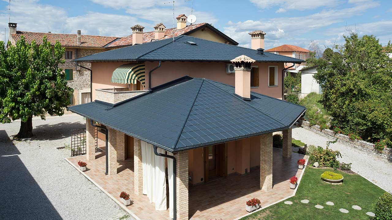 Italienische Villa mit typischem Zeltdach mit PREFA Dachplatte in P.10 Anthrazit