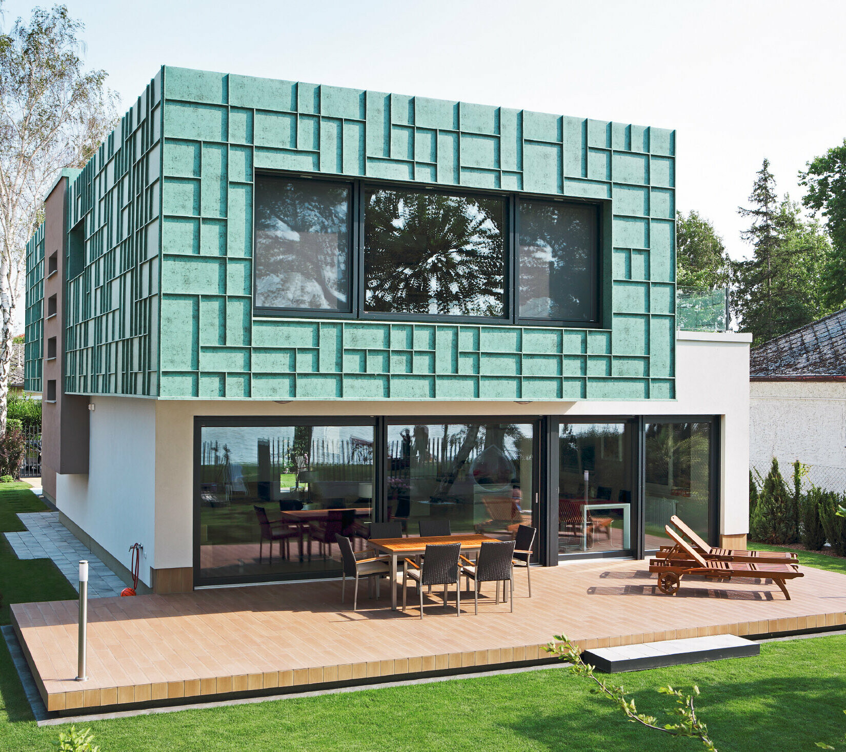 Modern single-family house with storm-proof façade clad with PREFALZ in P.10 Patina Green.