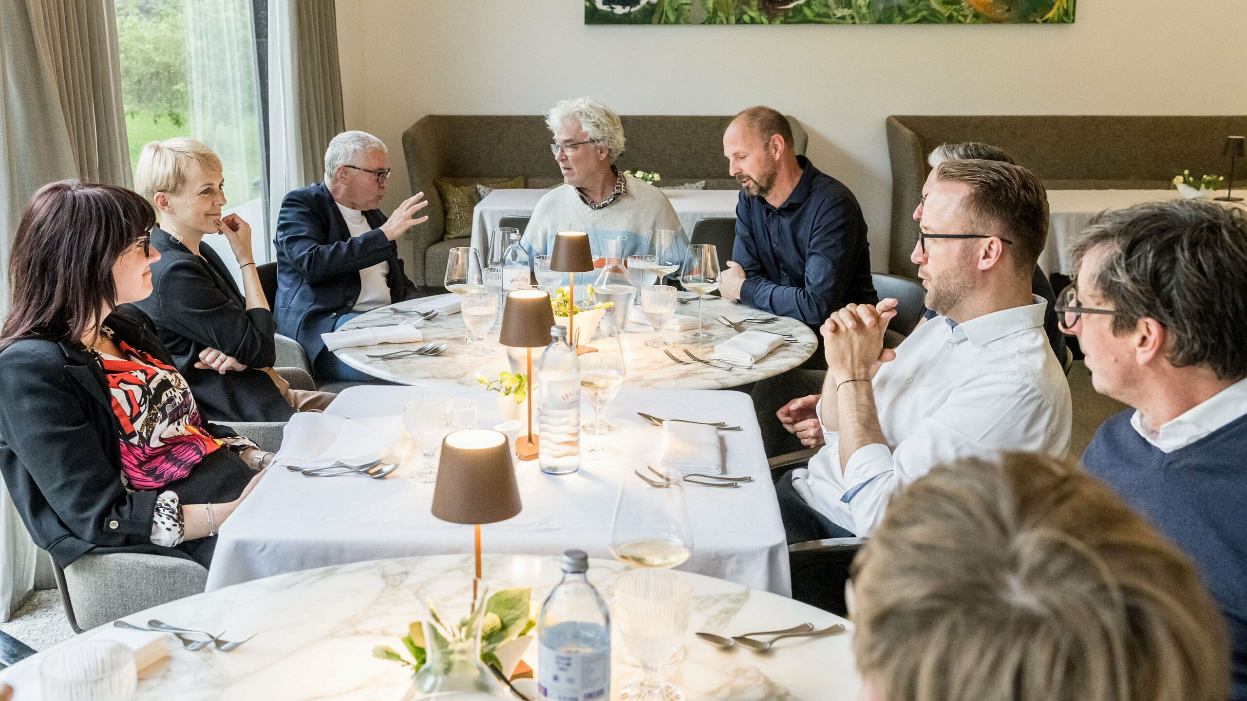 Expert dialogue on the selection of PREFARENZEN 2026: Over a leisurely lunch in a winegrower's residence in Burgenland's Seewinkel region, the expert jury discusses outstanding architectural projects for the PREFARENZEN architecture book and the 2026 calendar. The focus is on innovative roof designs, social context and international diversity.