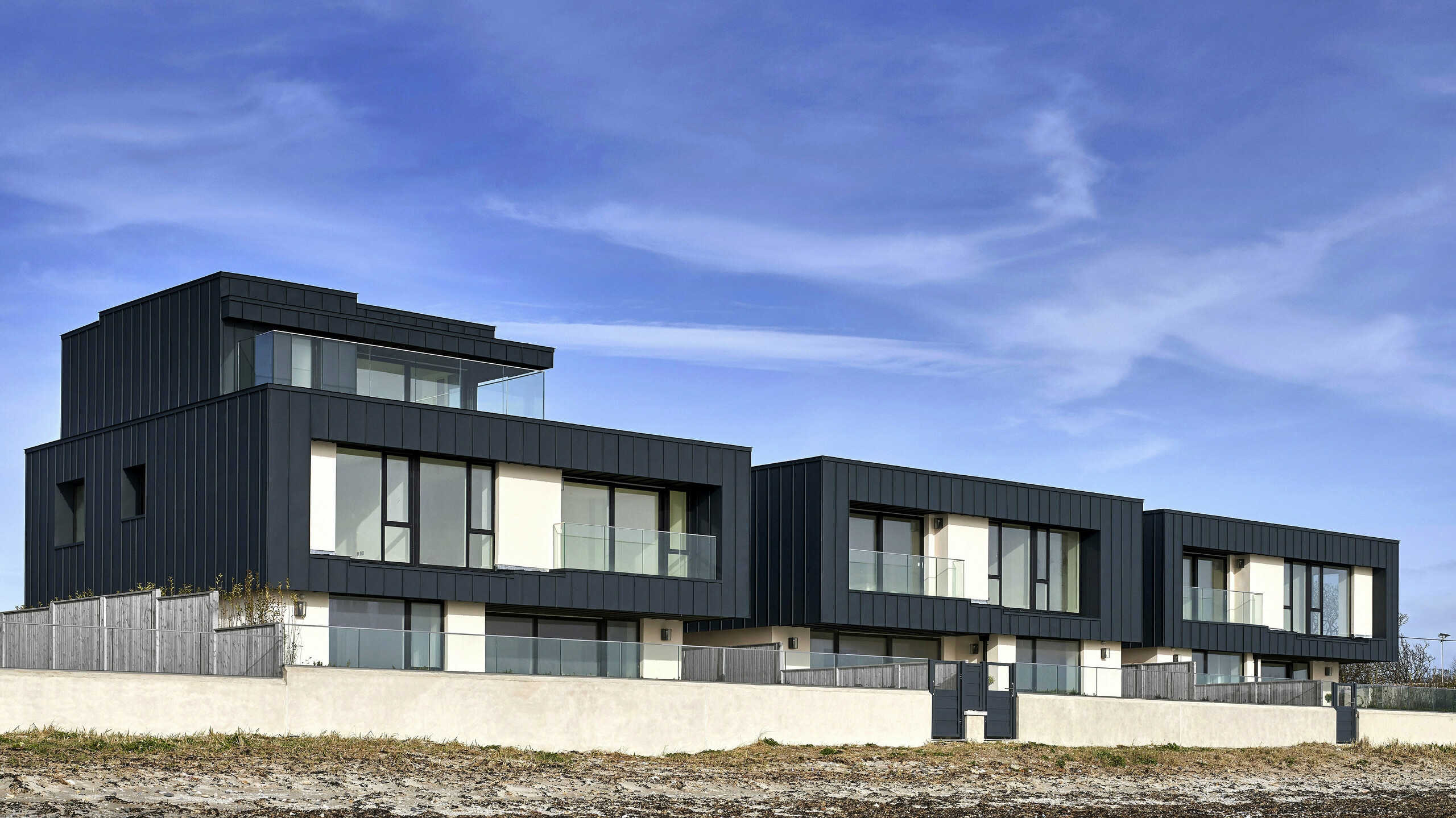 Picture of the residential houses with PREFALZ in the colour P.10 anthracite at day time.