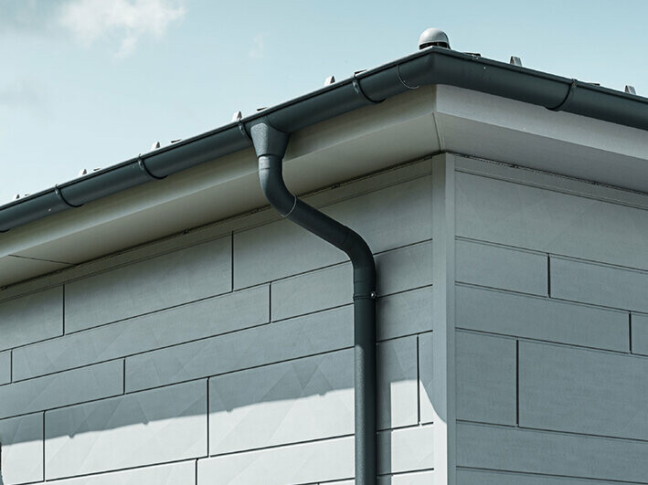 PREFA gutter with downpipe in anthracite, along with a PREFA Siding.X facade