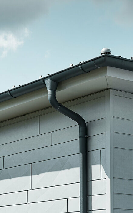 PREFA gutter with downpipe in anthracite, along with a PREFA Siding.X facade