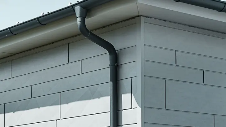 PREFA gutter with downpipe in anthracite, along with a PREFA Siding.X facade