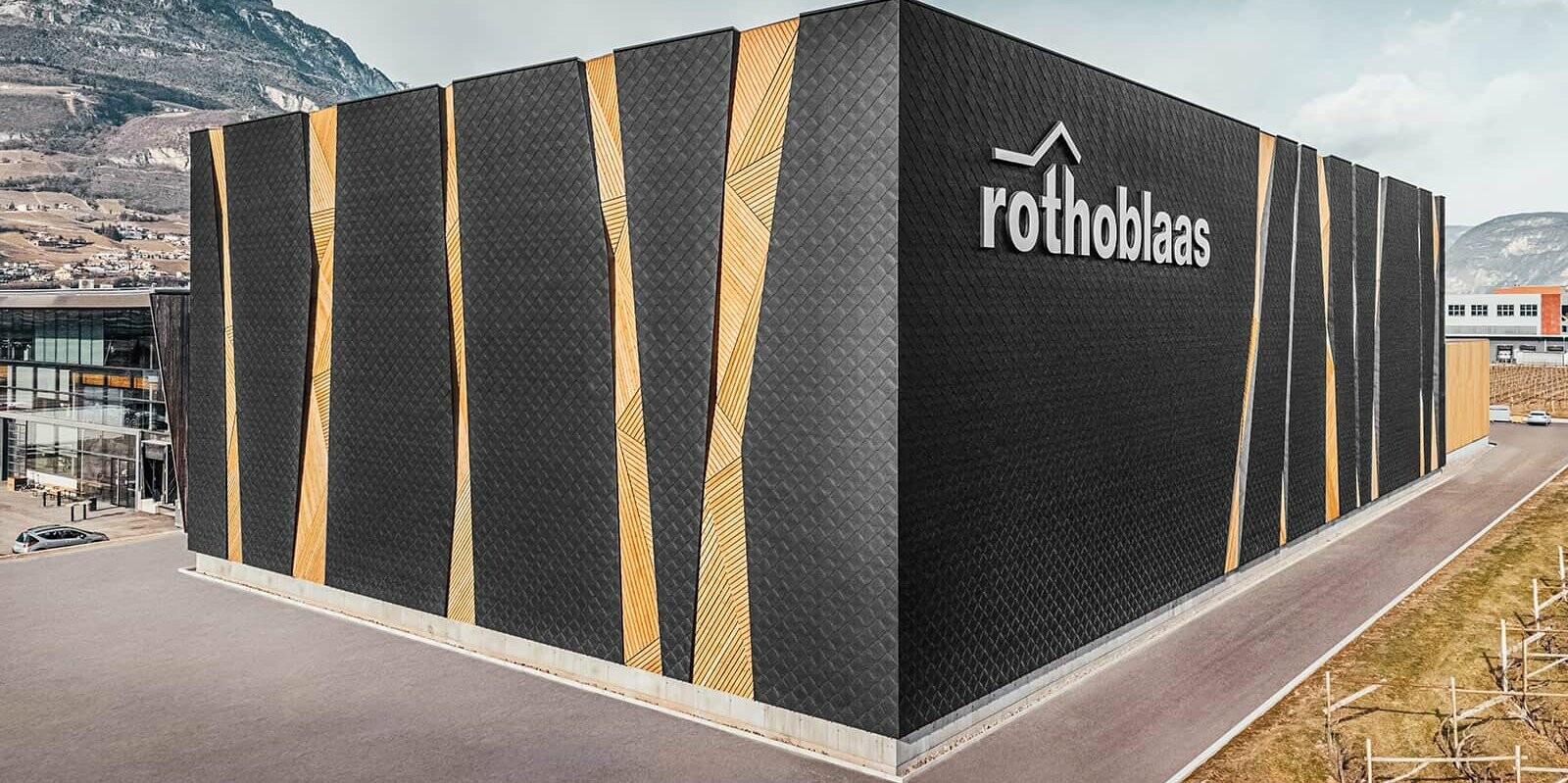 The Rothoblaas industrial building with PREFA Rhomboid façade tile 44 × 44 in P.10 black.