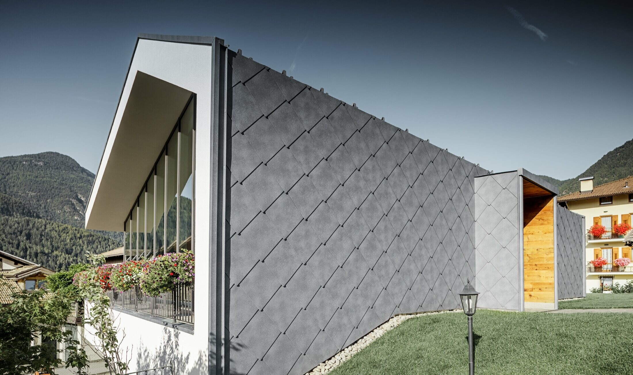 Modern hairdressing salon in Livo covered with the PREFA 44 rhomboid roof and façade tile in stone grey