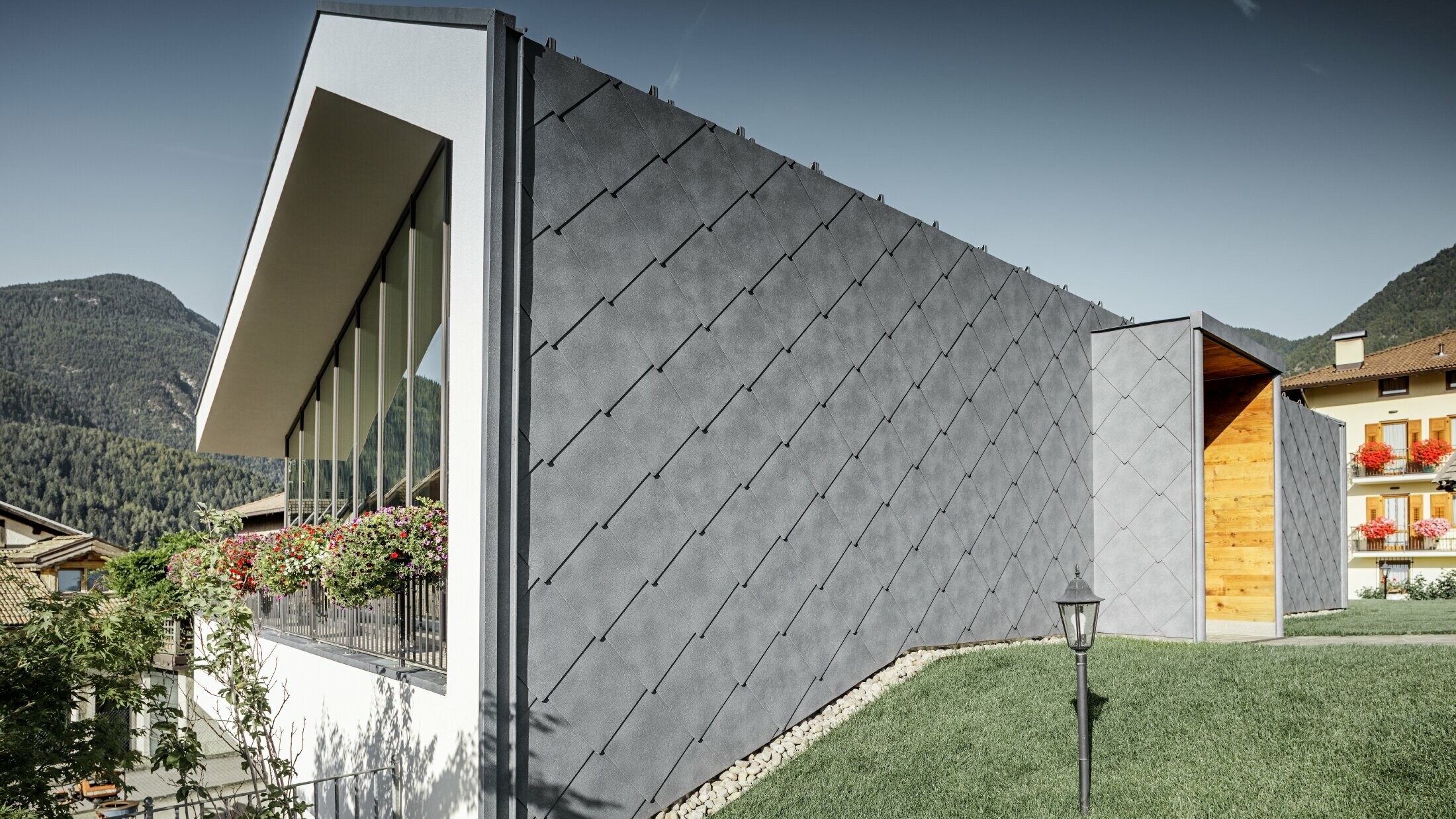 Modern hairdressing salon in Livo covered with the PREFA 44 rhomboid roof and façade tile in stone grey