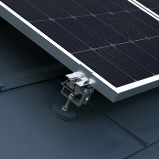 [Translate to english:] Zu sehen ist das PREFA Solarmontagesystem zur Befestigung von Photovoltaik-Anlagen auf PREFA Dächern.