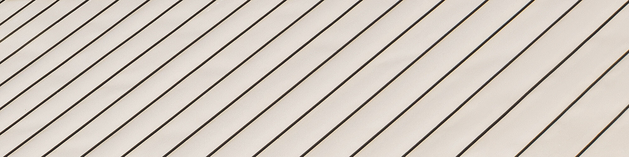 Close-up of the straight PREFA aluminum trays.