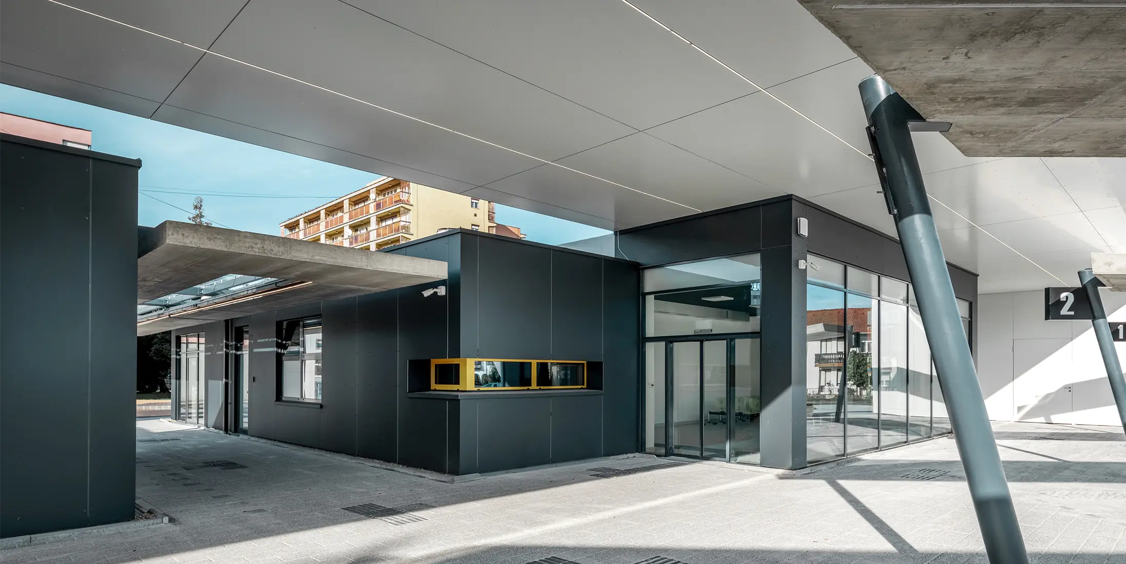 The railway station in Lenti. PREFABOND aluminim compostie panels in the colour P.10 anthracite and pure white is on the façade can be seen. several sections of the station can be seen, including stops 1 and 2.