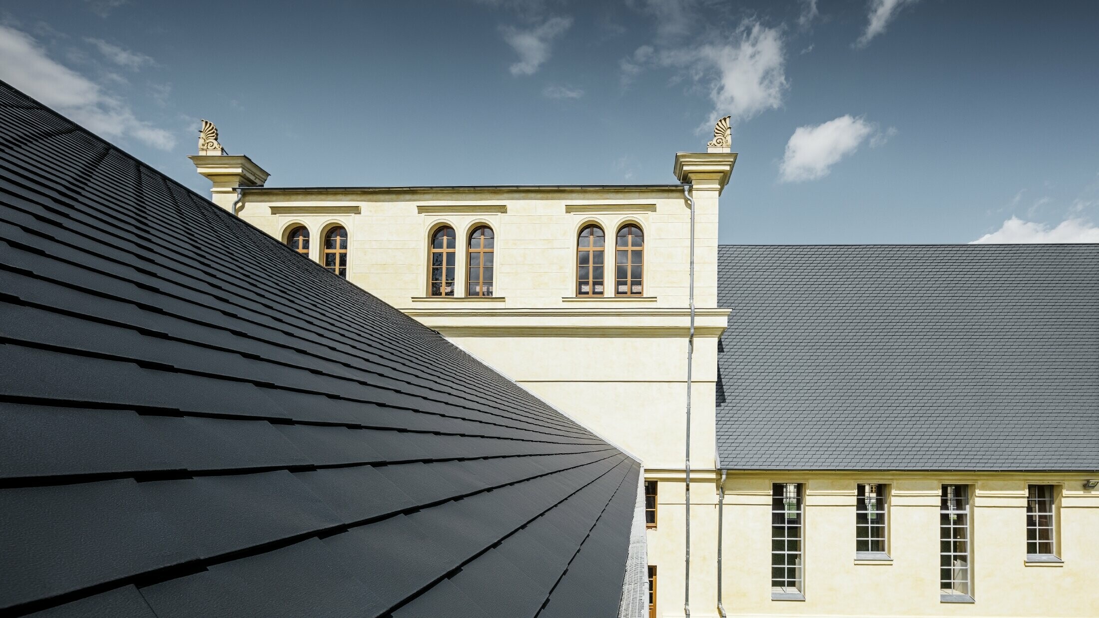 Detailed view of the new roof of the Marstall in Basedow; the roof was renovated with PREFA roof shingles in anthracite.